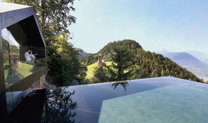 Mezi oblíbence Instagramu patří i hotel Miramonti v Itálii a při pohledu na nekonečný bazén se není čemu divit. Hosté se tu při koupání mohou kochat úchvatným výhledem z ptačí perspektivy na údolí Imagna.