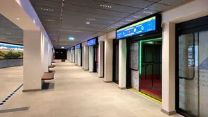 Nejkratší metro jezdí v rakouské obci s 1200 obyvateli. Trasa je dlouhá 1,3 km a má čtyři zastávky Nejkratší metro jezdí v rakouské obci s 1200 obyvateli. Trasa je dlouhá 1,3 km a má čtyři zastávky