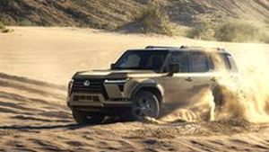 Nejnovější Lexus GX zůstává poctivým teréňákem. Má rám, šestiválec a utáhne přes čtyři tuny Nejnovější Lexus GX zůstává poctivým teréňákem. Má rám, šestiválec a utáhne přes čtyři tuny