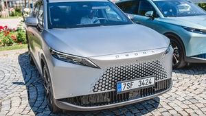 Nejvýše 350 tisíc hybridů ročně. EU se s Čínou dohodla na omezení dovozu aut Nejvýše 350 tisíc hybridů ročně. EU se s Čínou dohodla na omezení dovozu aut