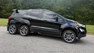 Někdo měl zbytečně mnoho volného času. Na prodej je bizarní šestikolový Ford Ecosport