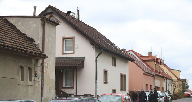 Policie a koroner zasahovali v domě, kde bydlel Dan Nekonečný.
