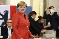 ONLINE: Merkelová utrpěla vítězství, odpůrci uprchlíků bouří: „Poženeme je!“