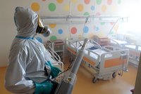 Nemocnice v Chebu na hraně: 14 pacientů čeká převoz, zavírá porodnice