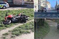 VIDEO: Zloděj (32) ukradl zdravotníkům z Bulovky motorku. Prahou uháněl jak na dálnici
