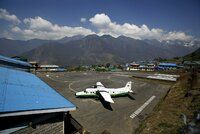 Letadlo s 22 turisty zmizelo v Nepálu z radaru. Pátrací tým zahlédl požár, míří k němu