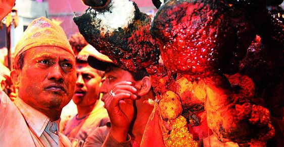 Oranžový rej bohů a tradiční propichování jazyka. Tak vypadá oslava Nového roku v nepálském Thimí
