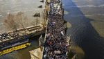 Nevídaný triumf Depeche Mode v Praze: Stovky fanoušků obsadily Karlův most a společně se vyfotily