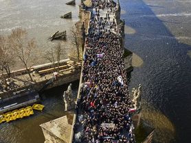 Nevídaný triumf Depeche Mode v Praze: Stovky fanoušků obsadily Karlův most a společně se vyfotily