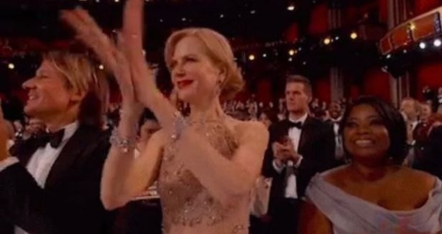Nicole Kidman tleskala na Oscarech jako lachtan.