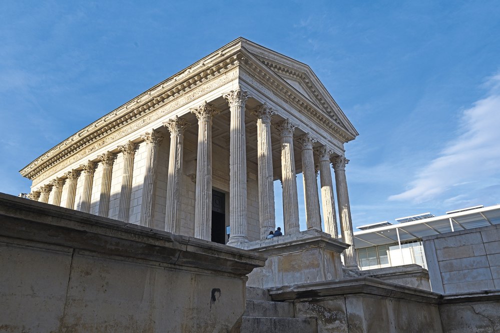 Maison Carrée v centru Nîmes je nejzachovalejší římský chrám světa