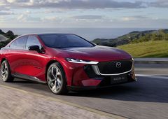 Nová baterie, vylepšený podvozek i řízení a změny uvnitř: Mazda 6e řeší hlavní nedostatky Nová baterie, vylepšený podvozek i řízení a změny uvnitř: Mazda 6e řeší hlavní nedostatky