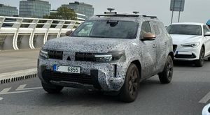 Nová Dacia se ještě maskovaná proháněla po Praze! Její identita vyvolává otázky