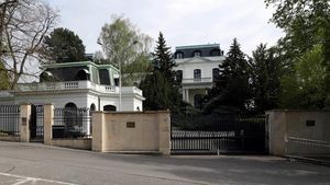 Nová pravidla pro ruské diplomaty v Česku: Překročení hranic budou muset hlásit den předem Nová pravidla pro ruské diplomaty v Česku: Překročení hranic budou muset hlásit den předem