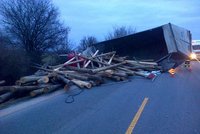 D1 na Prahu zablokovala hromadná nehoda. Převrácený kamion se dřevem poškodil i most
