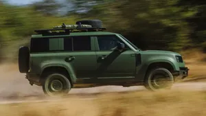 Nový Land Rover Defender Wolf chce narukovat k britské armádě. V testech zatím exceluje Nový Land Rover Defender Wolf chce narukovat k britské armádě. V testech zatím exceluje