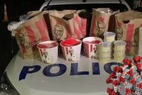 Hranolky, kyblíky s kuřetem a coleslaw: Policie řeší porušení restrikcí s jídlem z KFC