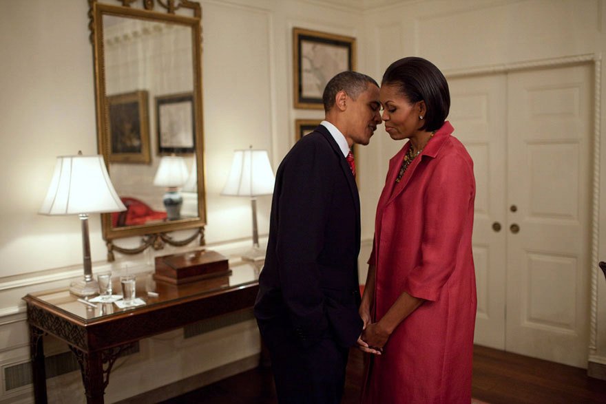 Prezidentský pár zachycen při soukromé konverzaci v roce 2010, kdy čekají v Bílém domě na příjezd prezidenta Mexika.