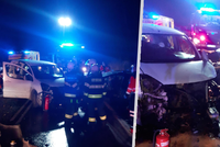 Sedm zraněných po ranní nehodě na Příbramsku: Čelní srážka zaměstnala záchranáře i hasiče