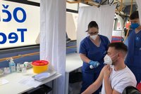 První zastávka očkovacího autobusu: V pražské zoo se nechalo naočkovat přes 100 lidí