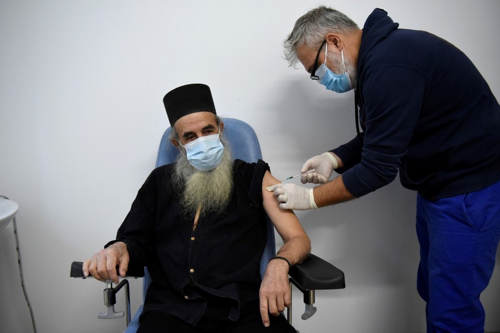 Řečtí mniši se nechávají očkovat proti koronaviru