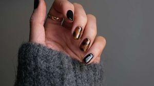 Od tekutého stříbra po půlnoční modř: Jaké trendy ovládnou letošní podzimní manikúru? Od tekutého stříbra po půlnoční modř: Jaké trendy ovládnou letošní podzimní manikúru?
