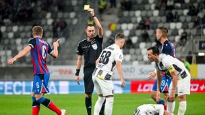 Odmítl sudí Černý v Hradci VAR správně? A podpultové informace z komise rozhodčích Odmítl sudí Černý v Hradci VAR správně? A podpultové informace z komise rozhodčích