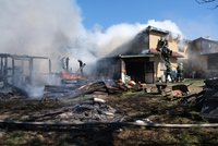 Pálili klestí a oheň přeskočil i na střechu domku: Škoda za 200 tisíc a hodinové hašení