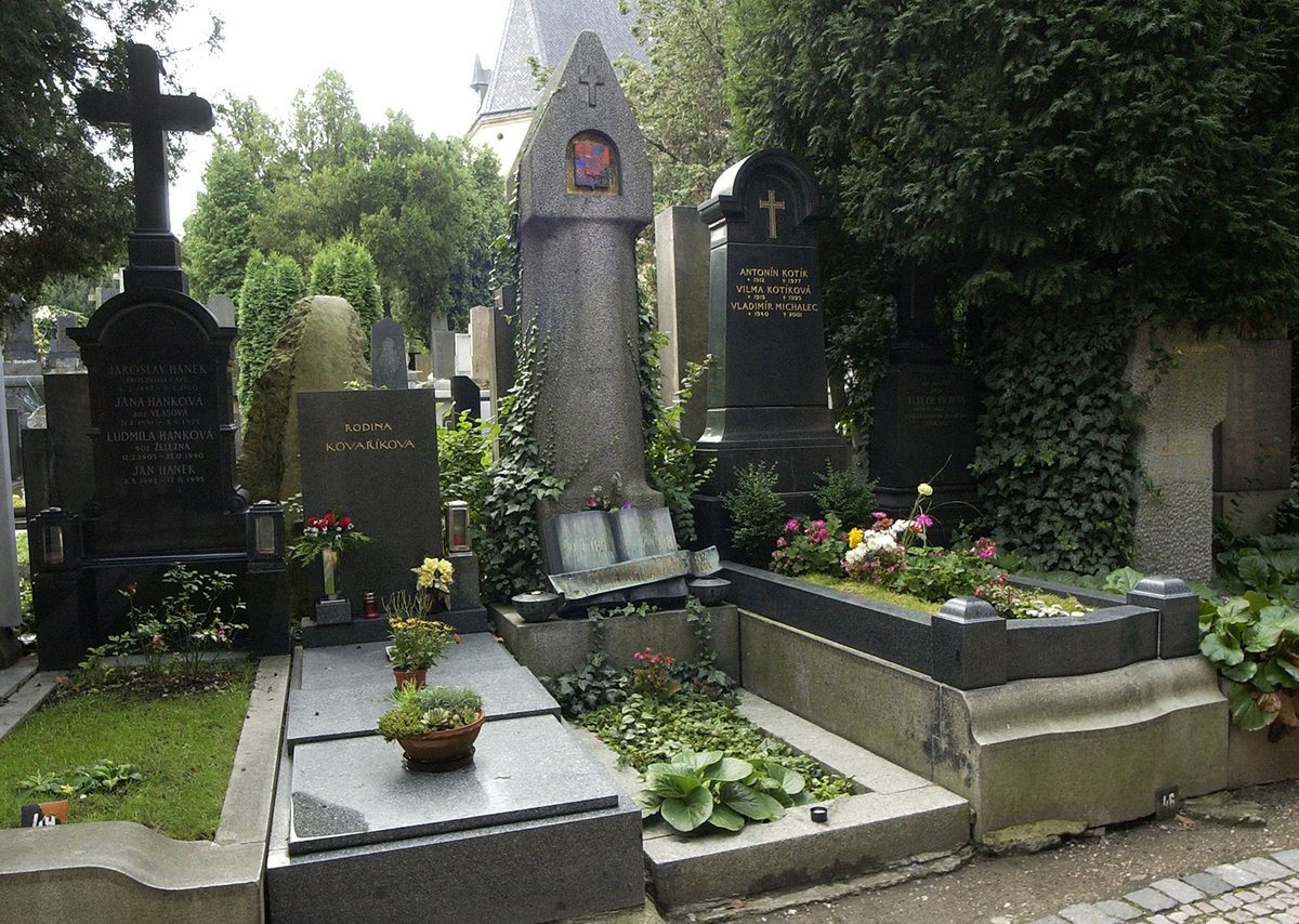 Hrob Karla Čapka a Olgy Scheinpflugové na Vyšehradě