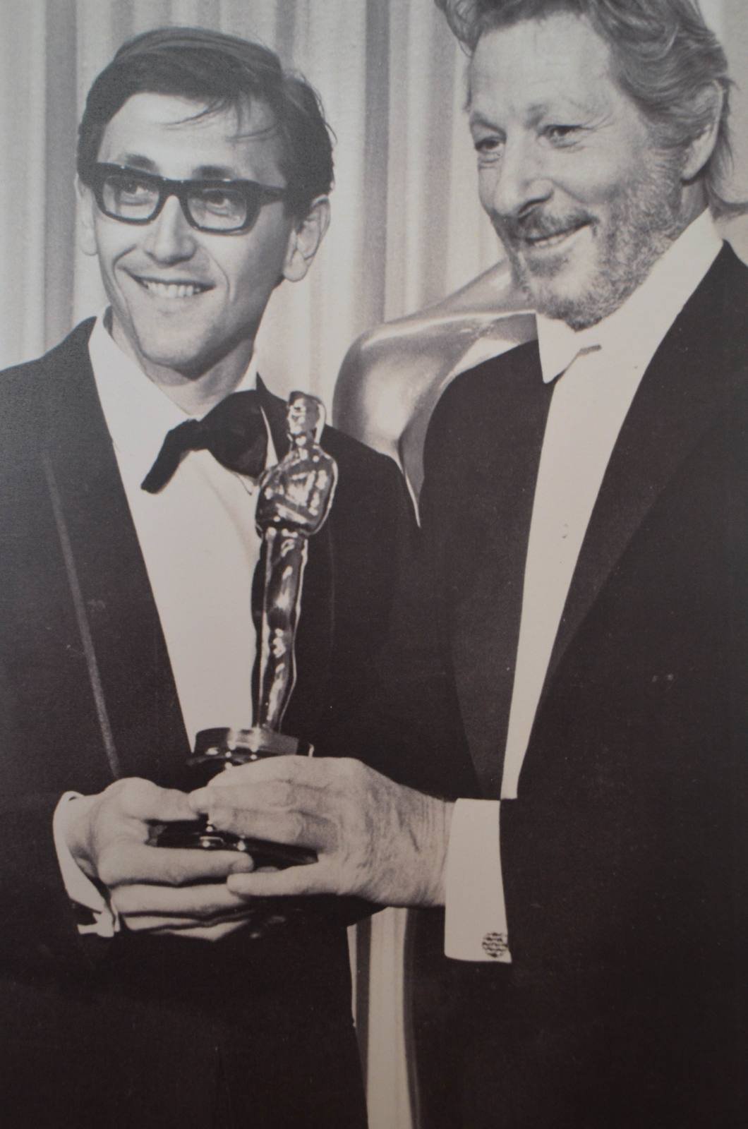 1968: Jiří Menzel při předávání Oscara za Ostře sledované vlaky.