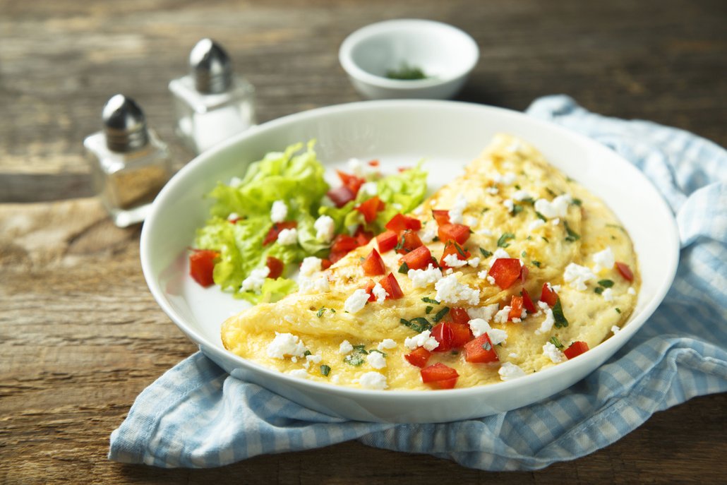 Fantazii se meze nekladou. Zkuste omeletu na talíři posypat třeba najemno nasekanou kapií a balkánským sýrem
