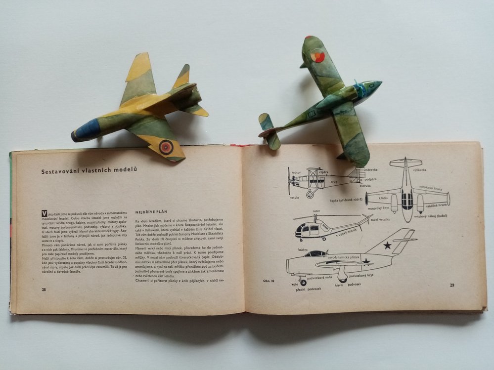 Papírové letiště a dva modely letadel