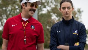 Optimistický trenér Ted Lasso se vrátil, i když nemusel. Naštěstí zůstává televizním pohlazením