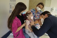 Ordinace pro děti z Ukrajiny v Brně: Melánii (4) bolí svaly, děti trápí kašel i horečky