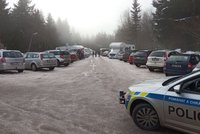 Češi vyrazili do přírody: Dopravní problémy v Orlických horách a pokuty v Krkonoších