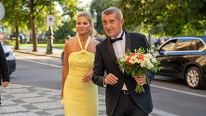 Oslavenec Babiš se hodil do gala: Manželku vyvedl do Rudolfina, Monika zářila ve žluté Oslavenec Babiš se hodil do gala: Manželku vyvedl do Rudolfina, Monika zářila ve žluté