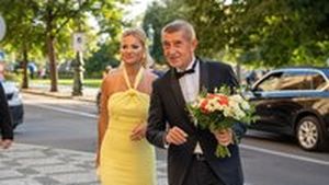Oslavenec Babiš vyvedl manželku Moniku do Rudolfina. Ve Strakovce dostal dort Oslavenec Babiš vyvedl manželku Moniku do Rudolfina. Ve Strakovce dostal dort
