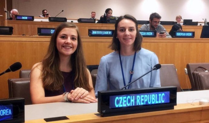 Mladé delegátky do OSN Alžběta Filipková a Barbora Kvasničková