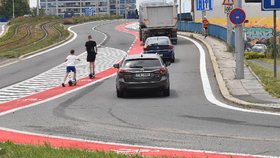 Past na cyklisty v Ostravě: Navedli je mezi auta! Krev na červené nebude vidět