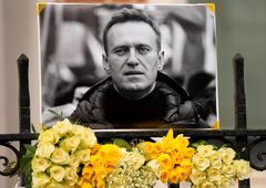 Ostře sledovaný pohřeb Navalného: Rakev s jeho tělem vyrazila z kostela na hřbitov