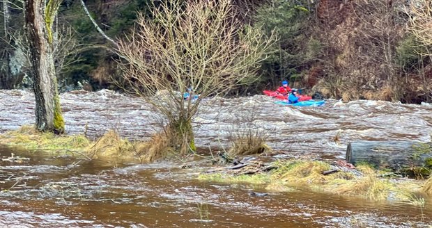 Další skupina vodáků, která vyjela na rozvodněnou řeku v Plzeňském kraji (4.1.2022)