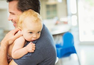 Tatínkové můžou s miminkem a maminkou zůstat doma na placené otcovské 14 dní.