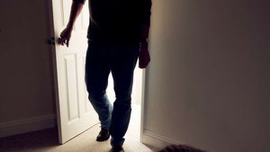 Otec závislý na drogách dostal tříleté děvčátko i přes varování do péče, pak je zabil. Dalo se tomu předejít?