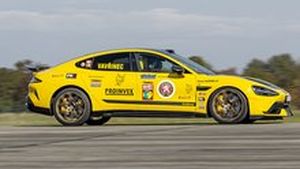 Padnul nový český rychlostní rekord! Svět motorů a Tomáš Vavřinec pokořili 323,35 km/h Padnul nový český rychlostní rekord! Svět motorů a Tomáš Vavřinec pokořili 323,35 km/h