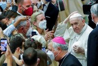 Papež poprvé po operaci střev obnovil audience. Vzpomněl ničivý výbuch v Bejrútu