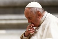 Papeže Františka trápí akutní bolest, jedna noha mu nefunguje. Lékaři doporučují operaci