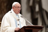 Papež vyzval k modlitbám za uprchlíky. A varoval před „banalitou konzumu“