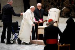 Papeže Františka odvezli do nemocnice. Má chřipku a zamířil na vyšetření