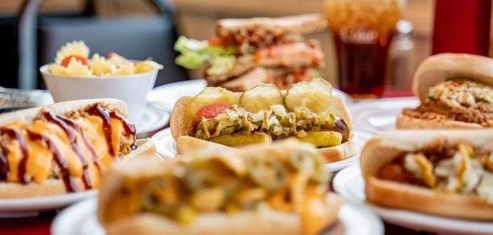 Úplně jiný párek v rohlíku: Ochutnejte pravé hot dogy