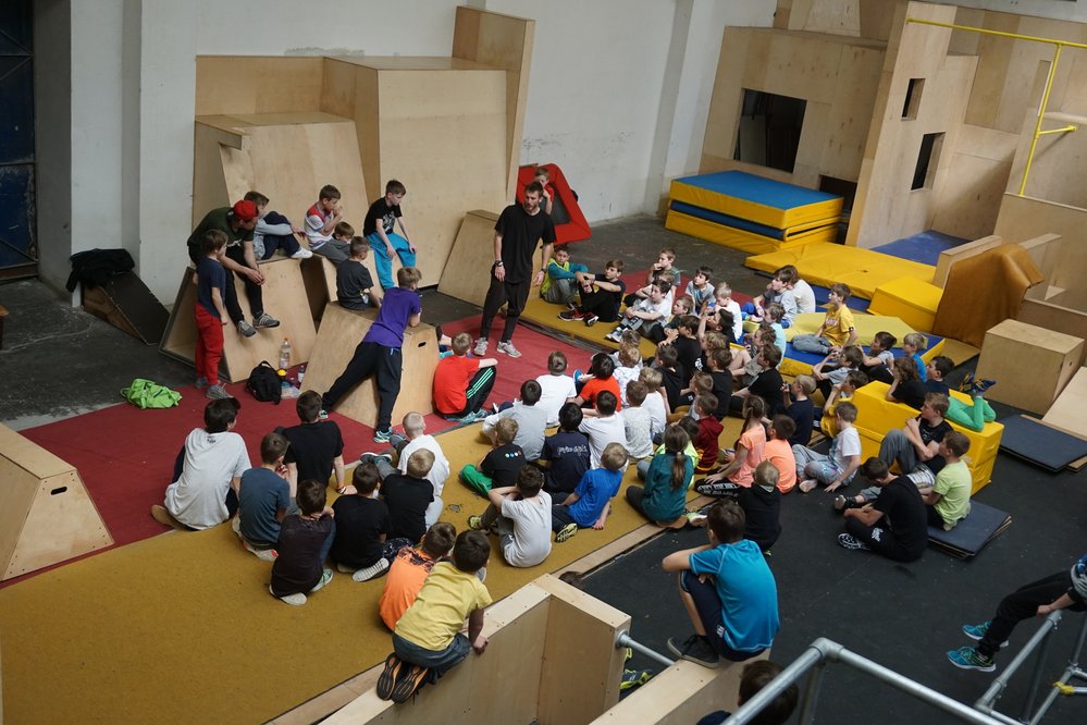 Na lekcích parkouru v In Motion Academy se děti učí parkourové triky, sebedisciplínu, samostatnost i pomoc druhým